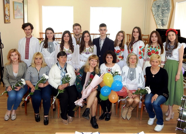 Студенти разом із своїми матерями та керівником Палій Наталією Віталіївною